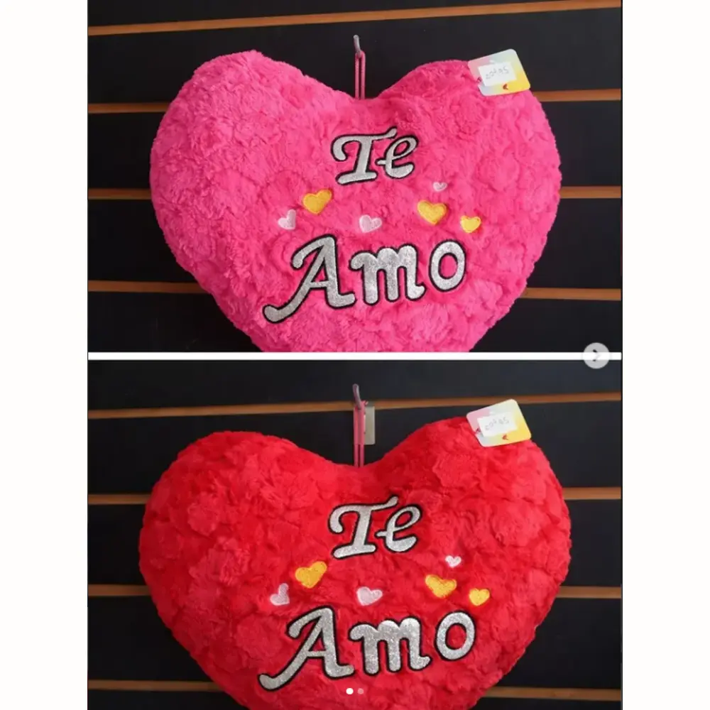 Almofadas de coração com a mensagem Te Amo